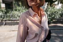 Carica l'immagine nel visualizzatore di Gallery, Camicia su misura Donna Queen, collo e polsi a rouche, tessuto bastoncino classico - CIFRE Sartoria
