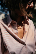 Carica l'immagine nel visualizzatore di Gallery, Camicia su misura Donna Queen, collo e polsi a rouche, tessuto bastoncino classico - CIFRE Sartoria
