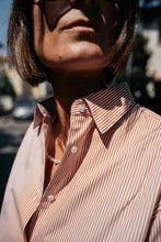 Carica l'immagine nel visualizzatore di Gallery, Camicia su misura Donna Queen, collo e polsi a rouche, tessuto bastoncino classico - CIFRE Sartoria